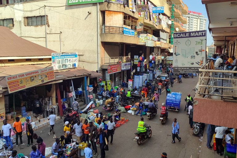 مشهد علوي لصغار الباعة لذين يبيعون بعض المنتجات كزبدة الفول السوداني (الدكوة) وبغض الخضروات.