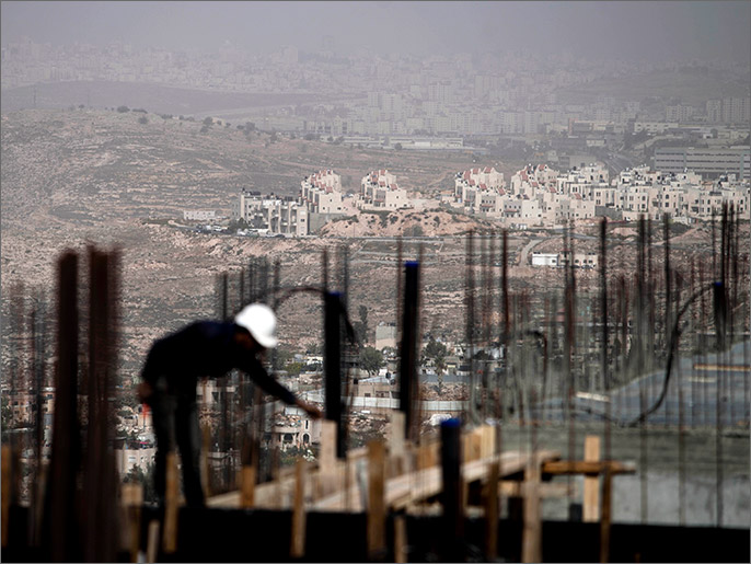 epa03929752 A Palestinian construction worker at a building site in the Jewish settlement of Ramt Shlomo, near the Arab neighborhood of Beit Hanina, East Jerusalem, 30 October 2013. Israeli Prime Minister Benjamin Netanyahu and the Minister of Interior, Gideon Saar, reportedly approved the construction of new 1,500 housing units in Ramat Shlomo. The announcement followed the release of 26 Palestinian prisoners as part of a prisoner exchange with Israel brokered in July 2013. EPA/Abir Sultan