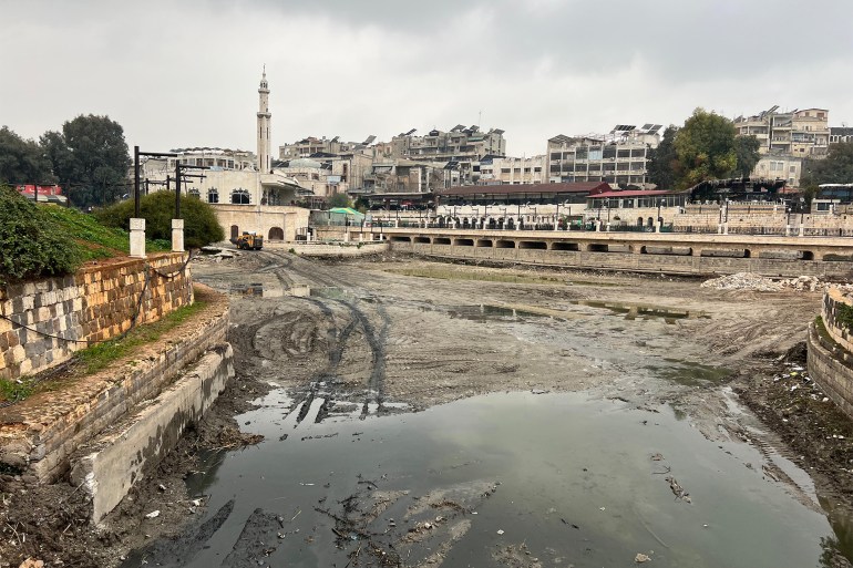 صورة تظهر أعمال التنظيف في مجرى نهر العاصي بحماة الجزيرة نت السياحة في حماة السورية