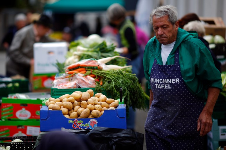 Heinz, a volunteer of Muenchner Tafel charity organisation prepares food for free distribution to poor people in Munich, October 12, 2012. Muenchner Tafel offers food to low-income and indigent individuals donated by private people, supermarkets, stores and a variety of companies. REUTERS/Michael Dalder(GERMANY - Tags: SOCIETY)