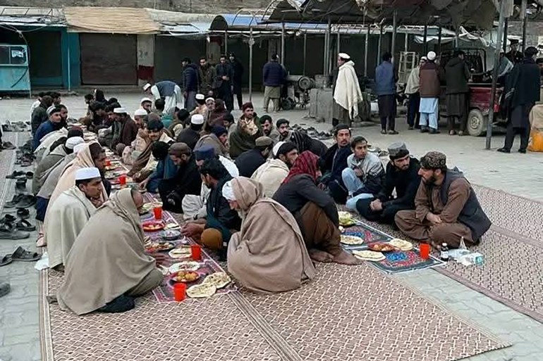 مشهد يعكس معاناة المسافرين، يتجمع العابرون عند معبر طورخم الحدودي بين أفغانستان وباكستان، حيث تأخروا بسبب الإغلاق، ليشاركوا إفطارهم في العراء في