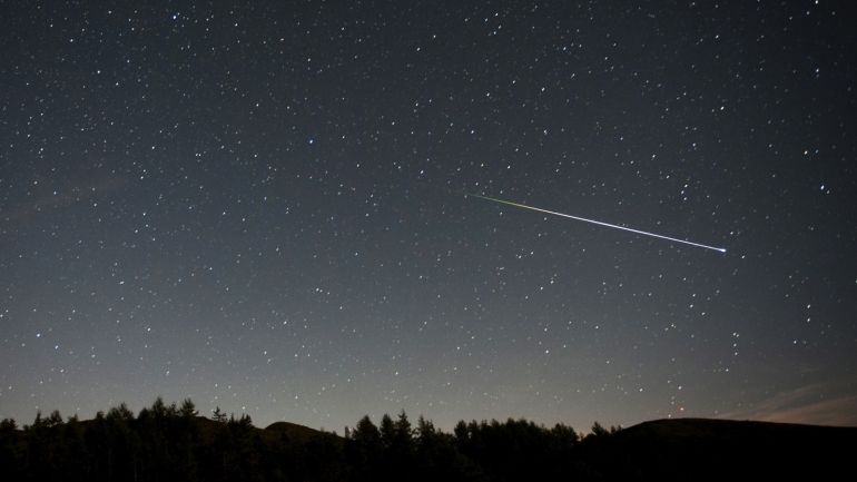 epa05476386 A meteorite of the swarm of meteorites Perseida burns up in the atmosphere above San Miguel de Aguayo village, in Cantabria, northwest Spain, early 12 August 2016. The Perseid meteor shower is seen every August when the Earth passes through a stream of space debris left by Comet Swift-Tuttle. EPA/PEDRO PUENTE