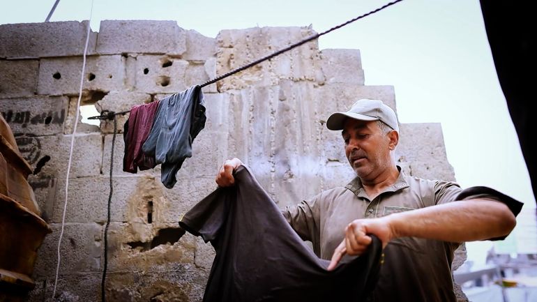 طلال بن ربيع أبو الامجد- من داخل باص مهجور.. معلم غزة القدير يدرّس الصمود